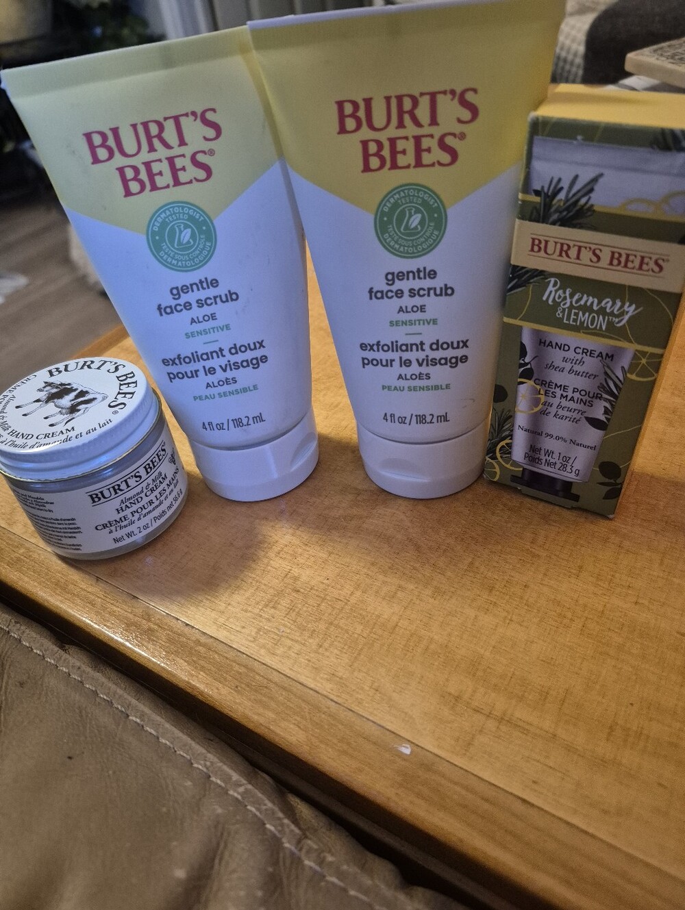 Burt's Bees Lot. 2 Gentle Face Scrubs, Almond & Milk Hand Cream & Rosemary & Lem